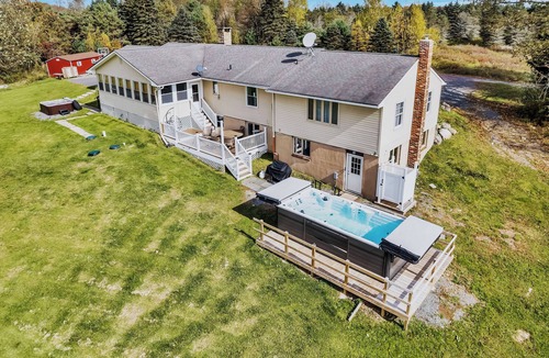 Blakeslee House | Retreats, 24 Acres, Reunions, Swim Spa, Game Rooms