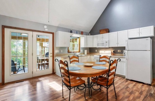 Berkeley Springs House | Ridge Top- Family and Pet friendly