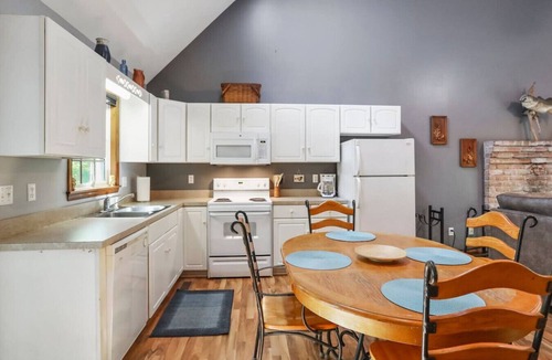 Berkeley Springs House | Ridge Top- Family and Pet friendly