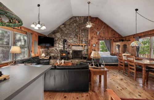 Great Cacapon Ski Chalet | River Access Loft Deck WiFI & Pet Friendly