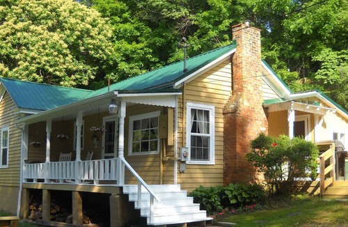 Marion House | River Retreat with over 700 feet near Marion and Hungry Mother State Park