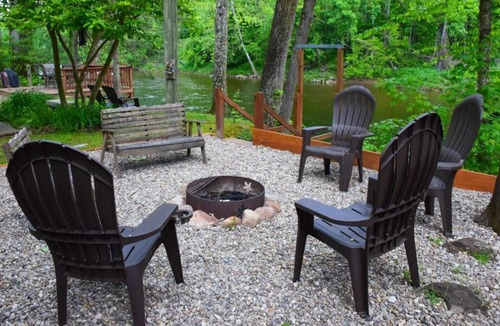 Elkins Cabin | River’s Edge Cabin- Perfect for Romance/Outdoor Adventures/Relaxation