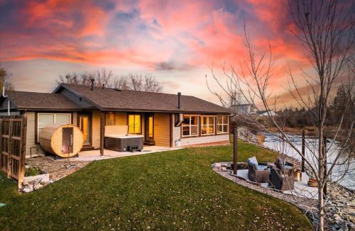 Kalispell House | River's Edge Riverfront with Hot Tub Sauna & Game Room