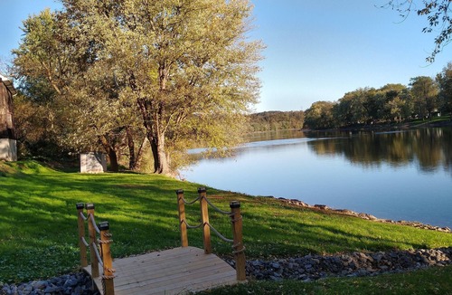 Newport House | Riverfront Getaway *Screened-in porch and deck!*
