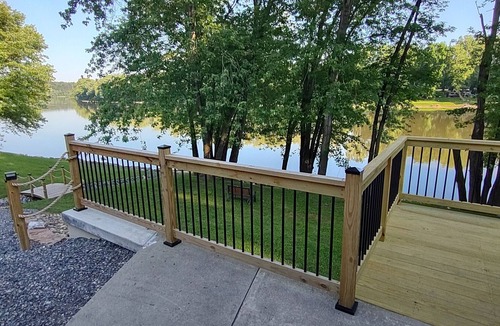 Newport House | Riverfront Getaway *Screened-in porch and deck!*