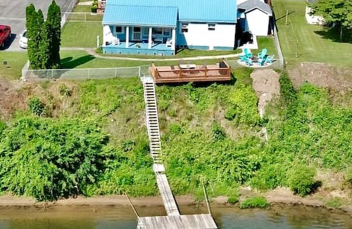 Mount Carbon Cottage | Riverfront-NO CLEANING FEE -3BR-NRG-Deck-Dock-Hike-Firepit-Pets-OK-Boat-Kayak