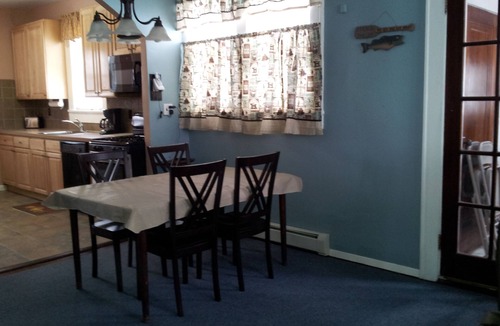 Monticello House | Riverfront Ski & Fishing retreat, steps from the slopes!