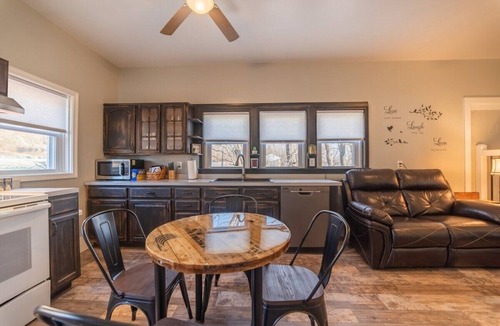 Loyalton House | Riverside Vista | Fire Pit, Sunroom + Kayaks!