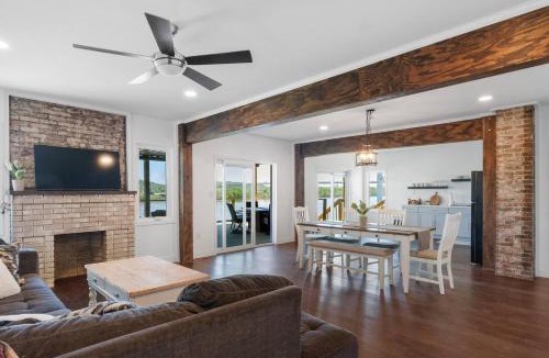Russell Apartment | RiverSuite1 - A mesmerizing river and bridge view.