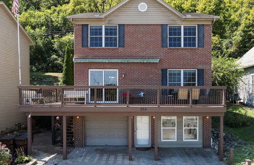 Aurora House | Riverview Home Near Creation Museum/Ark/Ski/Bikes/Cincinnati/Hot Tub-Sleeps 11