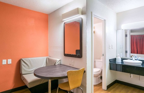 Violetville Hotel | Rodeway Inn Baltimore - Inner Harbor South