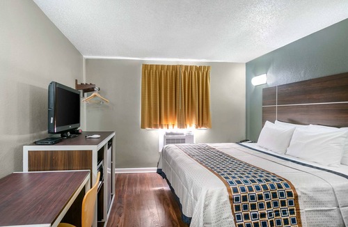 Bristol Hotel | Rodeway Inn Bristol near Sesame Place