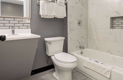 Moosic Hotel | Rodeway Inn Moosic - Scranton
