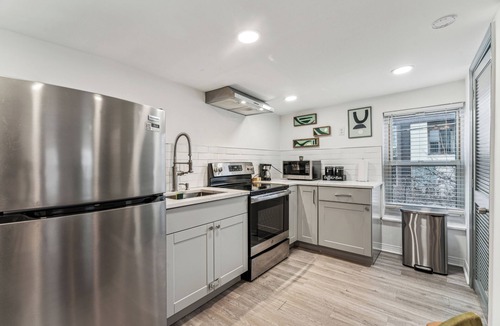 Kensington House | Romantic 1BD Suite with KING BED, Luxury Staycation