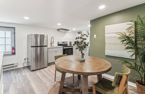 Kensington House | Romantic 1BD Suite with KING BED, Luxury Staycation