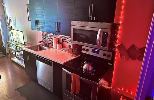 Center City East Apartment | Romantic Getaway 3rd St. Parlor Queen Size Bed