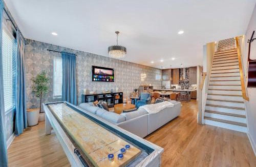 Nashville House | Rooftop Deck & Shuffleboard BBQ Near Downtown