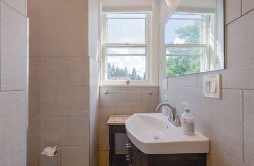 Warwick House | Room 1 at The Warwick Inn – Cozy Elegance in the Heart of Town