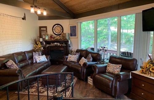 Bedford Cabin | Round Cabin - 5 min to Bedford - Deck - Hike- Golf - Across Omni Bedford Springs