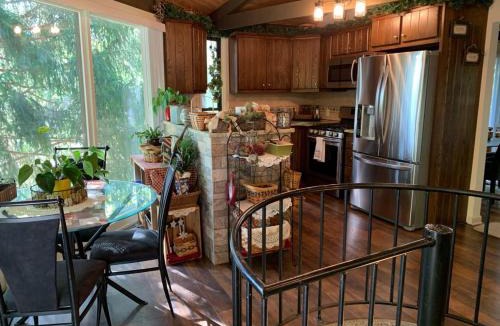 Bedford House | Round Cabin - 5 Min to Bedford PA - Deck - Hike- Golf