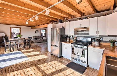 Mount Pleasant Mills Cabin | Rural Dutch Country Retreat - Private Hot Tub