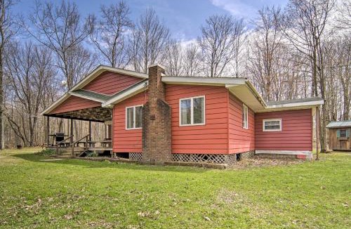 Russell House | Rustic and Modern Russell Cabin with Grill and Deck