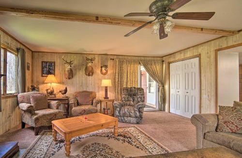 Russell House | Rustic and Modern Russell Cabin with Grill and Deck