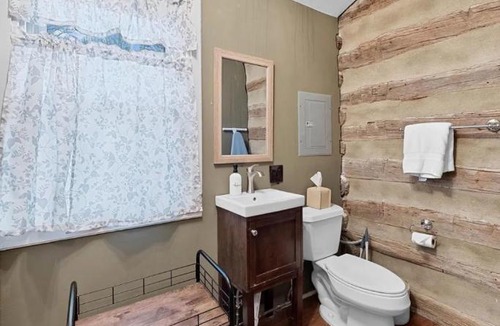Augusta House | Rustic Augusta Cabin