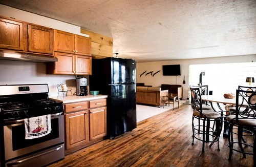 Pine Grove House | Rustic Barnstay on 66 acresnn