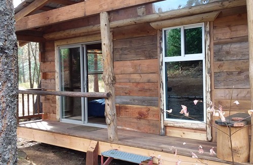 Nevada City Cottage | Rustic mountain retreat - escape to a hand-built cabin in the woods