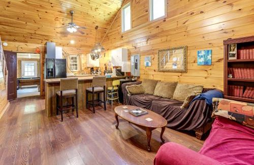 Palestine House | Rustic, Woodsy Cabin in Palestine with Pool Table!