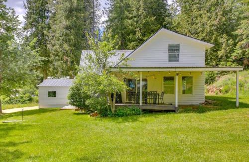 Sagle House | Sagle Family Getaway Less Than 1 Mi to River and Beach