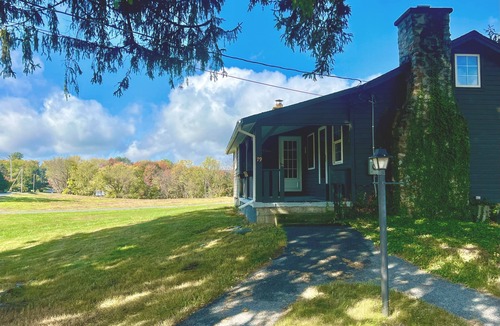 Marlboro Cottage | Scenic Hudson Valley Getaway Farms & Vineyards