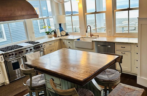 North East House | Scenic lake house on the shores of Lake Erie. Spacious home with lake access.