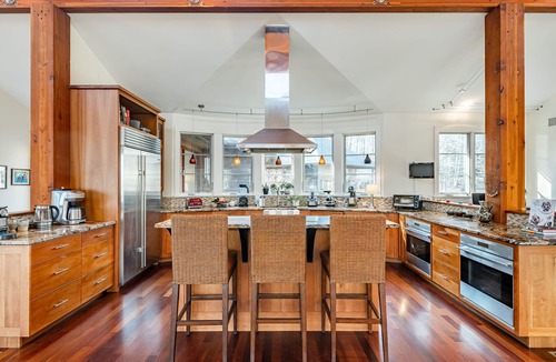 Valley Forge House | Secluded Amish post and beam custom-built home w/hot tub at Valley Forge Park