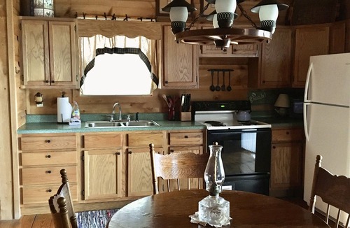 Muddy Pond Cabin | Secluded and Romantic Cabin ~ 35 Private Secluded Acres ~ Jacuzzi Tub!
