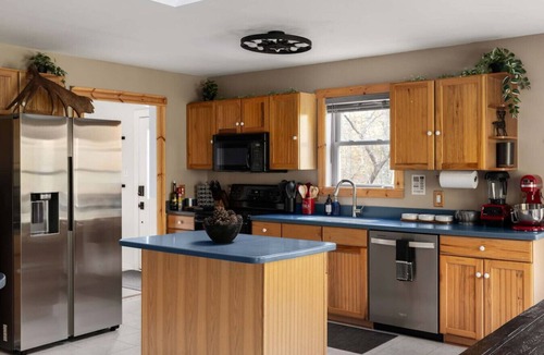 Strasburg Cabin | Secluded Cabin Escape Hot Tub & Games 13 Acres