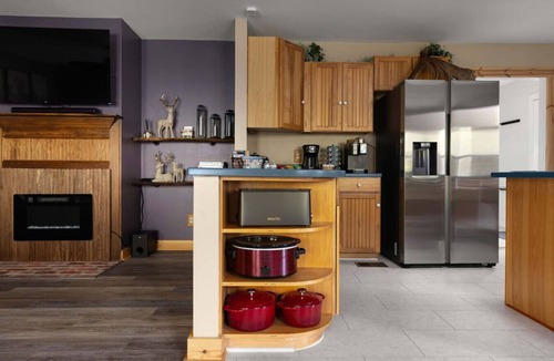 Strasburg Cabin | Secluded Cabin Escape Hot Tub & Games 13 Acres