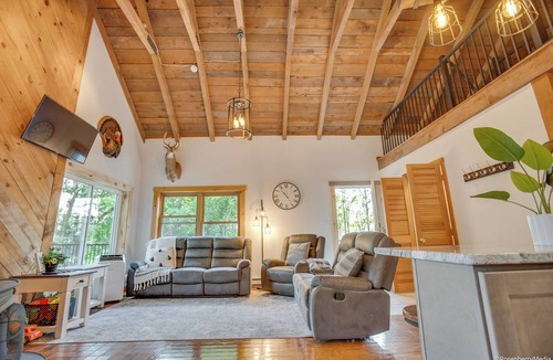 Warfordsburg Cabin | Secluded Cabin in the Woods with Hot Tub & Large Deck