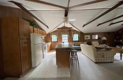 Morgantown House | Secluded carriage house on an estate close to downtown
