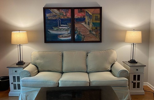 Newark House | Serene Townhome minutes away from Christiana Mall, DE Race Park and Univ. of DE