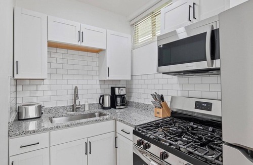 East Liberty Apartment | Shadyside/Central @2 Bright and Stylish Studio with Free Parking