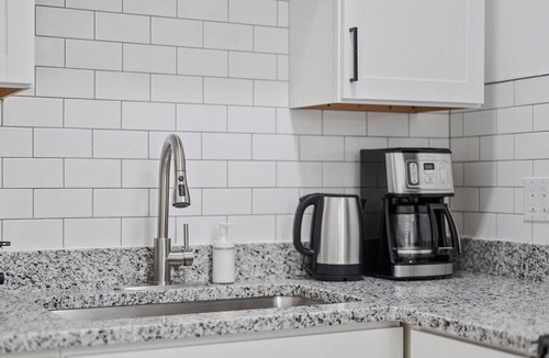 East Liberty Apartment | Shadyside/Central @2 Bright and Stylish Studio with Free Parking