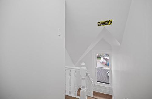 Shadyside House | Shadyside, Pittsburgh !F Modern and Bright Private Bedroom with Shared Bathroom