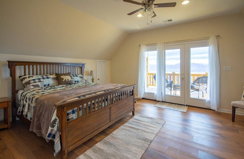 Luray Cabin | Shenandoah Manor - Pet friendly lodge with a hot tub and amazing views!