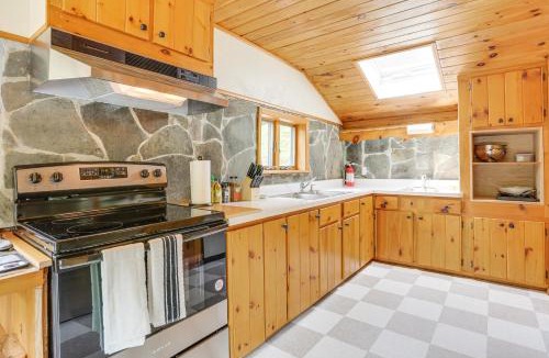 Shohola House | Shohola Creek On-Site Updated Getaway with Deck!