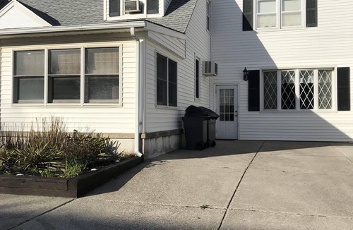 Margate City House | Shorely a Getaway: 9 Beds (6 Rooms), 3 Baths, WiFi, Walking Distance to Beach