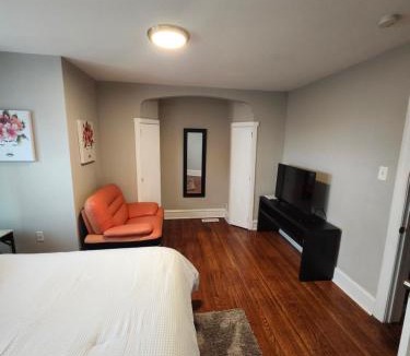 Upper Darby Apartment | Simple 'N' Sheek 3bedroom 1 bathroom house