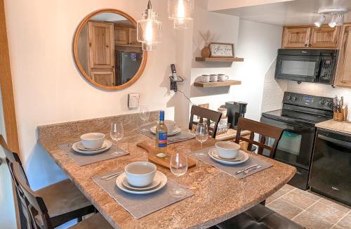 Snowshoe Apartment | Ski-In Ski-out Luxury Condo with Hot Tub and pools