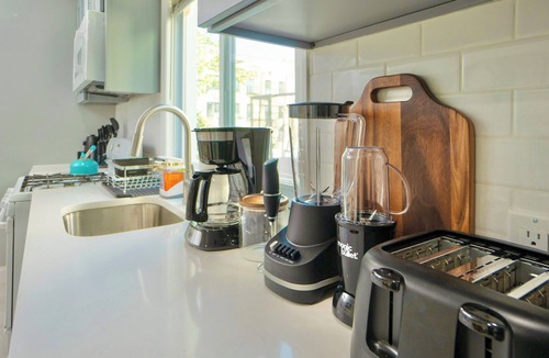 Newark Apartment | Sky Walk at The Hillside/3BR Suite Near NYC and Newark Airport Sleeps 8
